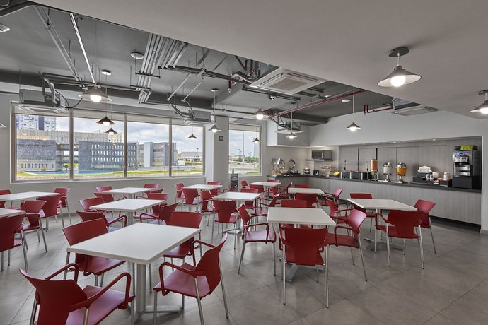 Imagen del bar/restaurante del Hotel City Express Junior by Marriott Puebla Angelopolis. Foto 4