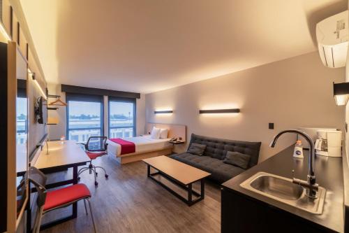 Imagen de la habitación del Hotel City Express Plus By Marriott Guadalajara Palomar. Foto 16
