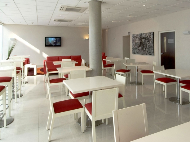Imagen del bar/restaurante del Hotel City Express Plus By Marriott Insurgentes Sur. Foto 4