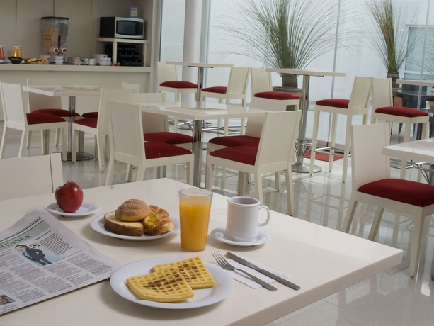 Imagen del bar/restaurante del Hotel City Express Plus By Marriott Insurgentes Sur. Foto 6