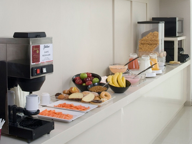 Imagen del bar/restaurante del Hotel City Express Plus By Marriott Insurgentes Sur. Foto 7