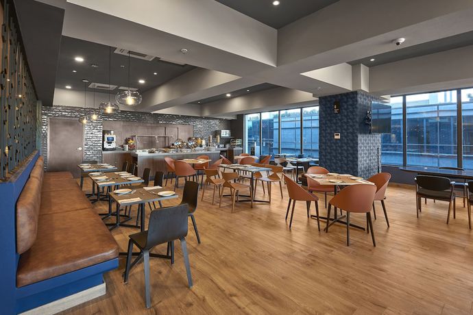 Imagen del bar/restaurante del Hotel City Express Plus By Marriott Interlomas. Foto 2