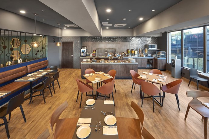Imagen del bar/restaurante del Hotel City Express Plus By Marriott Interlomas. Foto 3