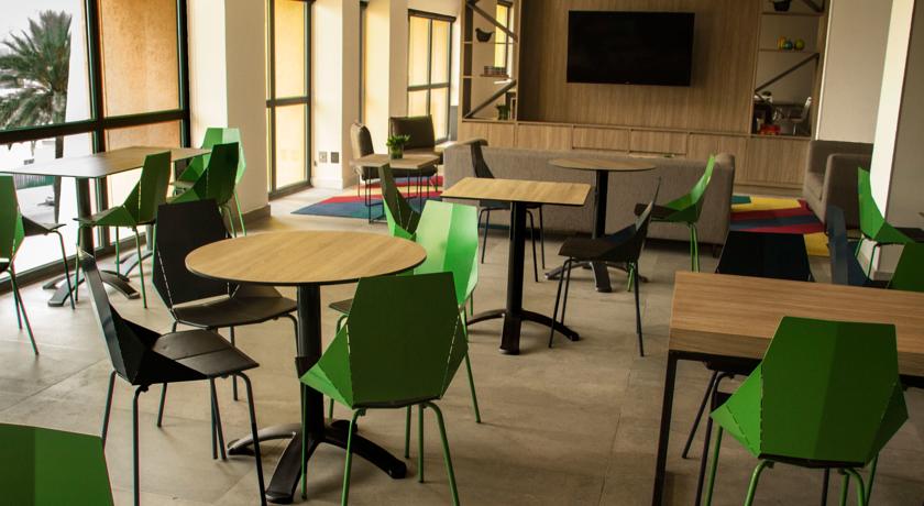 Imagen del bar/restaurante del Hotel City Express Plus By Marriott Monterrey Galerias. Foto 2