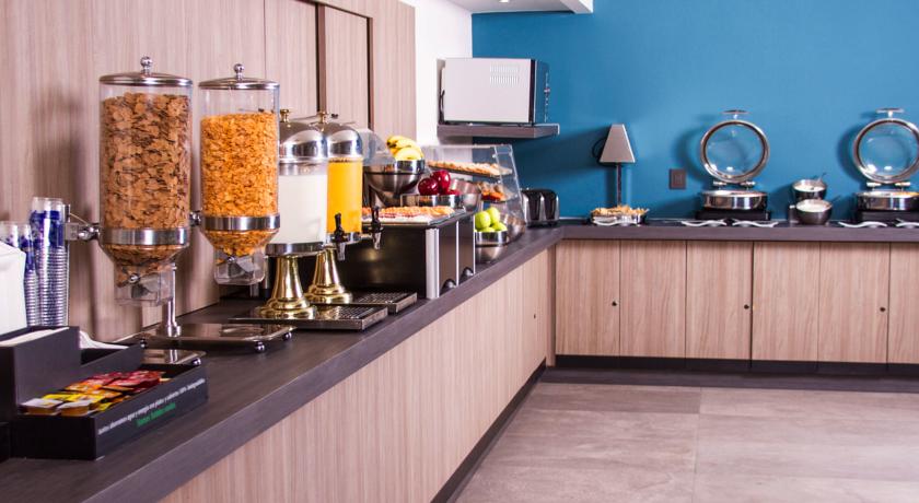 Imagen del bar/restaurante del Hotel City Express Plus By Marriott Monterrey Galerias. Foto 3