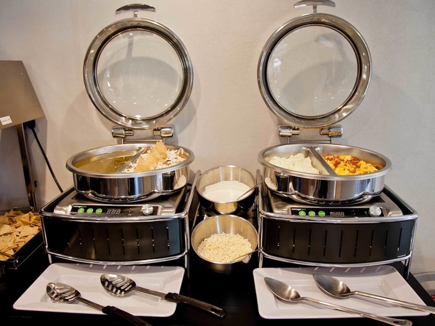 Imagen del bar/restaurante del Hotel City Express Plus By Marriott Monterrey Nuevo Sur. Foto 2