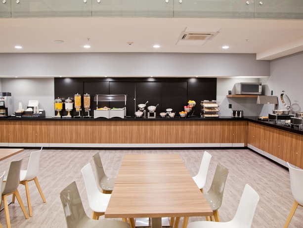 Imagen del bar/restaurante del Hotel City Express Plus By Marriott Monterrey Nuevo Sur. Foto 3