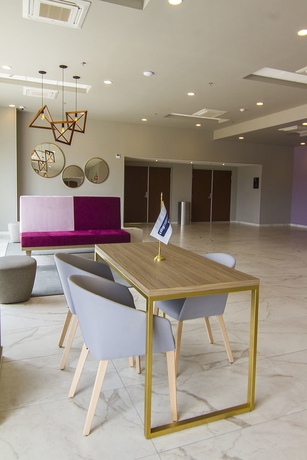Imagen de los interiores del Hotel City Express Plus By Marriott Mundo E. Foto 11