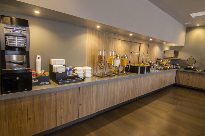 Imagen del bar/restaurante del Hotel City Express Plus By Marriott Mundo E. Foto 3