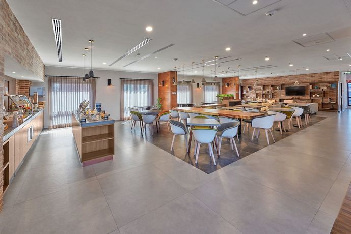 Imagen del bar/restaurante del Hotel City Express Plus By Marriott San Luis Potosí. Foto 6