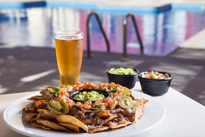 Imagen de la piscina del Hotel City Express Plus Cabo San Lucas. Foto 16