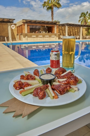 Imagen de la piscina del Hotel City Express Plus Cabo San Lucas. Foto 17