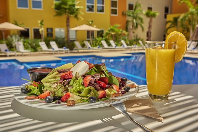 Imagen de la piscina del Hotel City Express Plus Cabo San Lucas. Foto 19