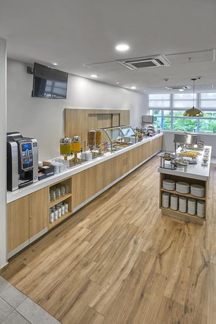 Imagen del bar/restaurante del Hotel City Express Plus Cancun Aeropuerto Riviera. Foto 3