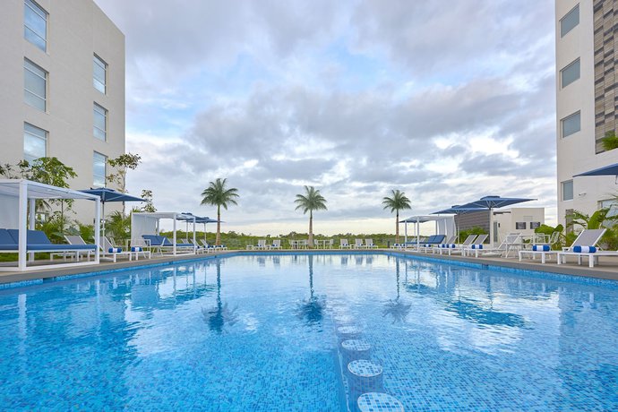 Imagen de la piscina del Hotel City Express Plus Cancun Aeropuerto Riviera. Foto 14