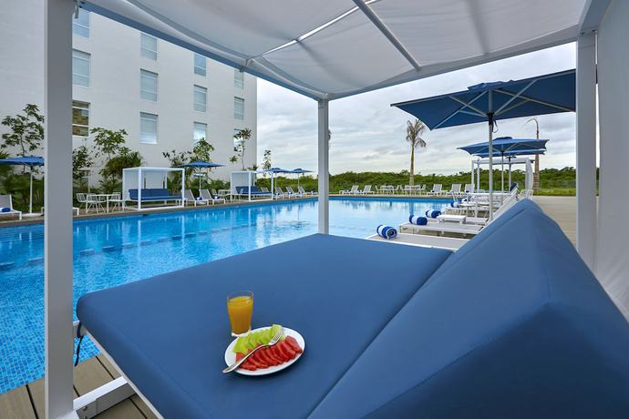 Imagen del bar/restaurante del Hotel City Express Plus Cancun Aeropuerto Riviera. Foto 6