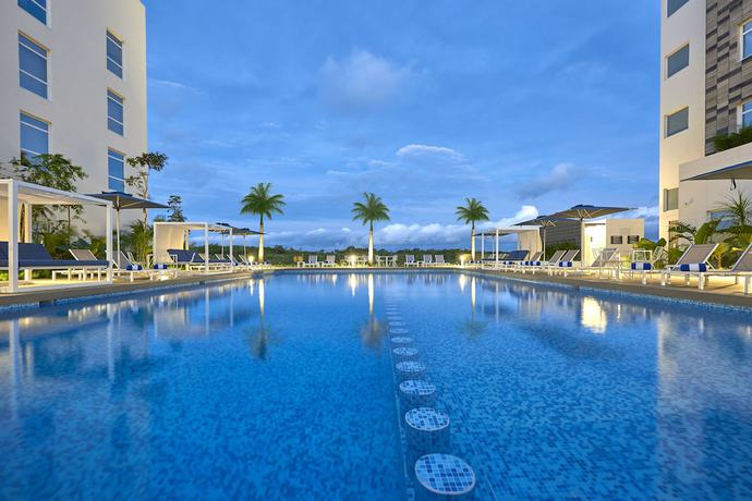 Imagen de la piscina del Hotel City Express Plus Cancun Aeropuerto Riviera. Foto 15