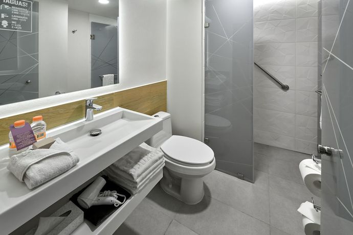 Imagen de la habitación del Hotel City Express Plus Ensenada. Foto 5