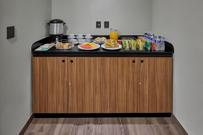 Imagen del bar/restaurante del Hotel City Express Plus Ensenada. Foto 3