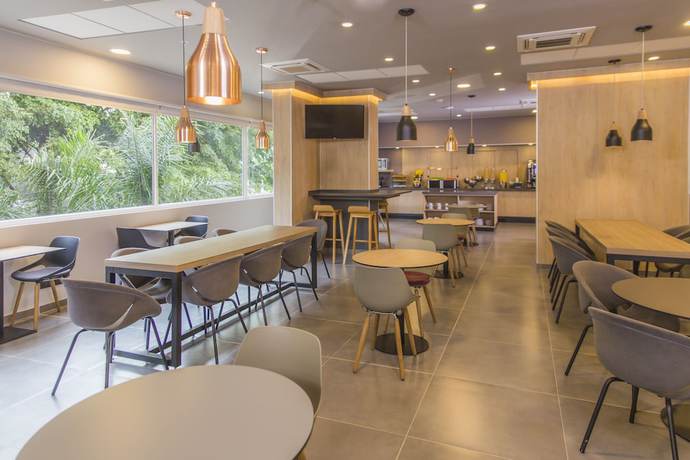 Imagen del bar/restaurante del Hotel City Express Plus Medellin. Foto 2