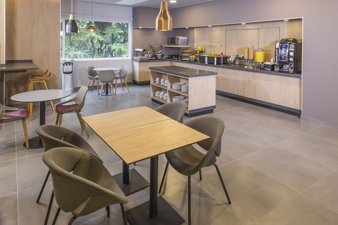 Imagen del bar/restaurante del Hotel City Express Plus Medellin. Foto 3