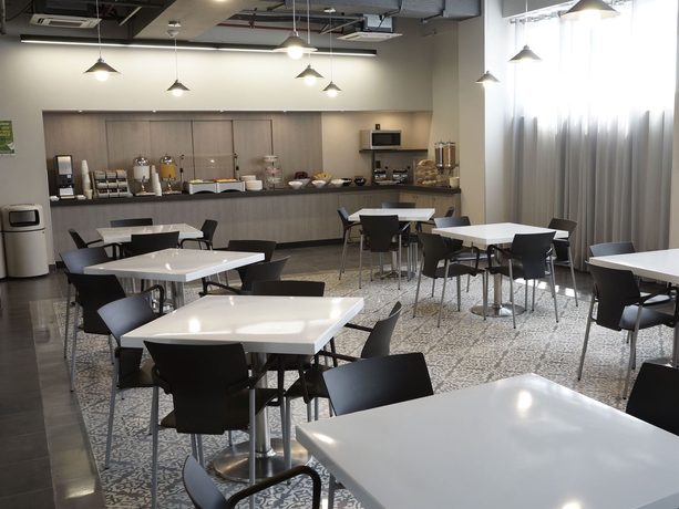 Imagen del bar/restaurante del Hotel City Express Plus Patio Universidad. Foto 2