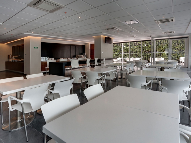 Imagen del bar/restaurante del Hotel City Express Plus Santa Fe. Foto 2