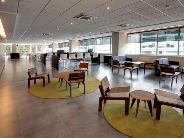 Imagen del bar/restaurante del Hotel City Express Plus Santa Fe. Foto 4