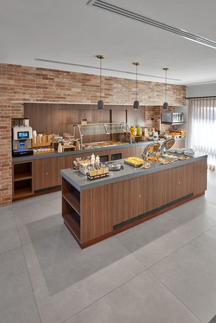 Imagen del bar/restaurante del Hotel City Express Plus by Marriott Guadalajara Providencia. Foto 3