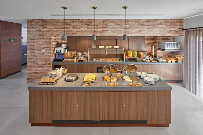 Imagen del bar/restaurante del Hotel City Express Plus by Marriott Guadalajara Providencia. Foto 4