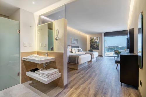 Imagen de la habitación del Hotel City Express Plus by Marriott Monterrey Centro. Foto 7