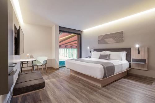 Imagen de la habitación del Hotel City Express Plus by Marriott Monterrey Centro. Foto 10