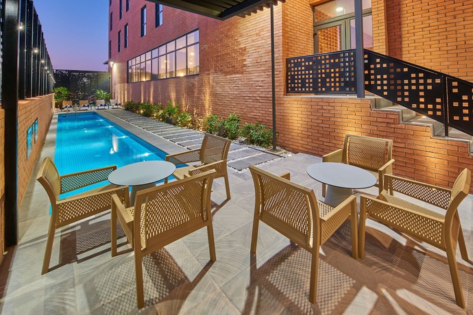 Imagen de la piscina del Hotel City Express Plus by Marriott Tampico. Foto 8