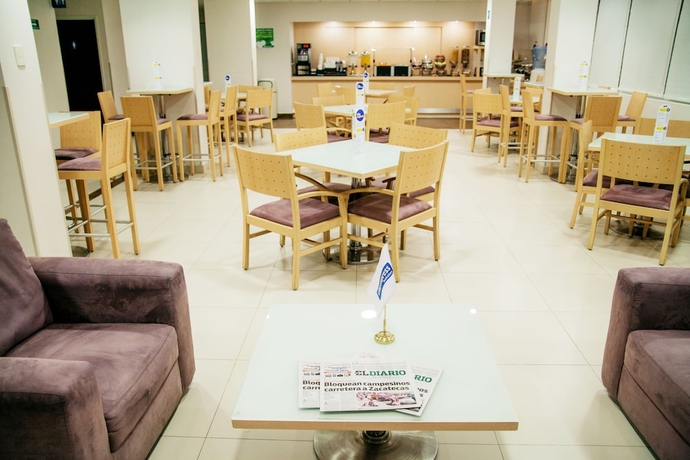 Imagen del bar/restaurante del Hotel City Express Saltillo Sur. Foto 4