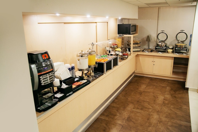 Imagen del bar/restaurante del Hotel City Express Saltillo Sur. Foto 5