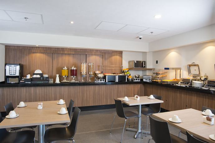 Imagen del bar/restaurante del Hotel City Express Santiago Aeropuerto. Foto 2