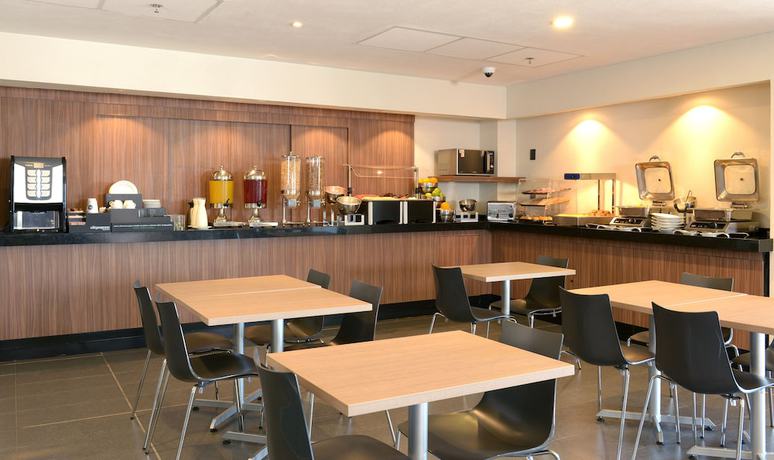 Imagen del bar/restaurante del Hotel City Express Santiago Aeropuerto. Foto 3