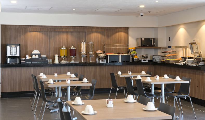 Imagen del bar/restaurante del Hotel City Express Santiago Aeropuerto. Foto 4