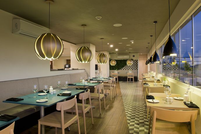 Imagen del bar/restaurante del Hotel City Express Santiago Aeropuerto. Foto 5