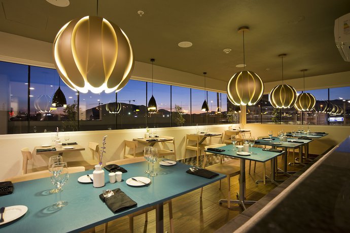 Imagen del bar/restaurante del Hotel City Express Santiago Aeropuerto. Foto 7