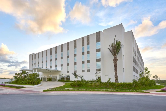 Imagen general del Hotel City Express Suites By Marriott Cancún Aeropuerto Riviera. Foto 16