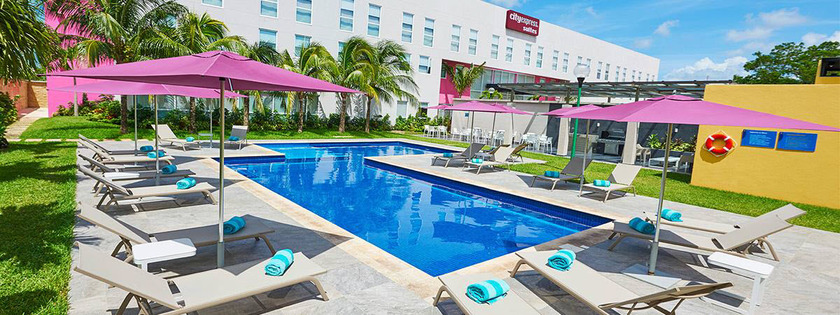 Imagen de la piscina del Hotel City Express Suites By Marriott Playa Del Carmen. Foto 11