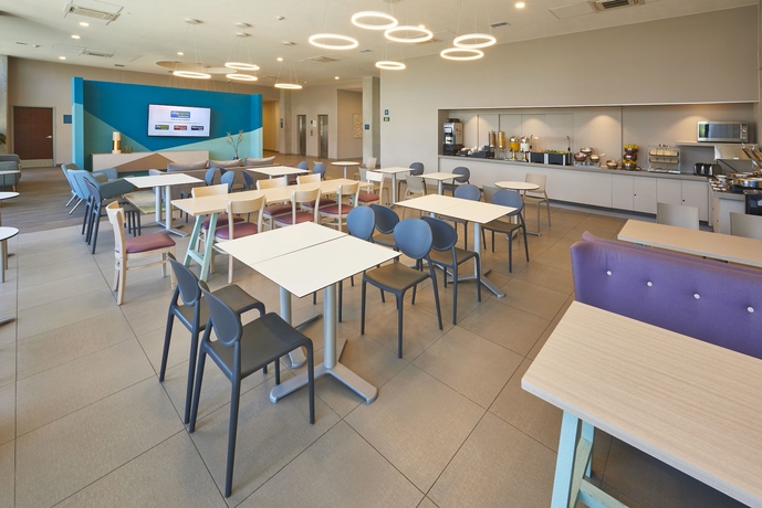 Imagen del bar/restaurante del Hotel City Express Suites By Marriott Tijuana Rio. Foto 4