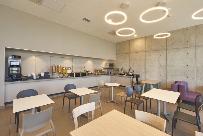 Imagen del bar/restaurante del Hotel City Express Suites By Marriott Tijuana Rio. Foto 6