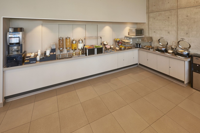 Imagen del bar/restaurante del Hotel City Express Suites By Marriott Tijuana Rio. Foto 7