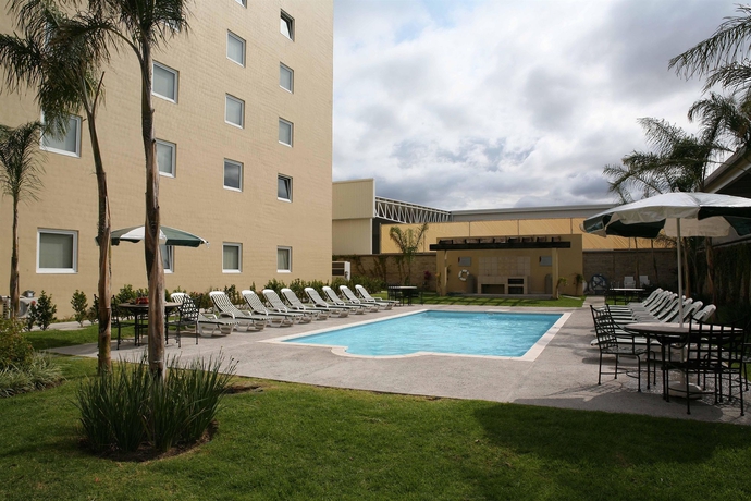 Imagen de la piscina del Hotel City Express Suites by Marriott Queretaro. Foto 15