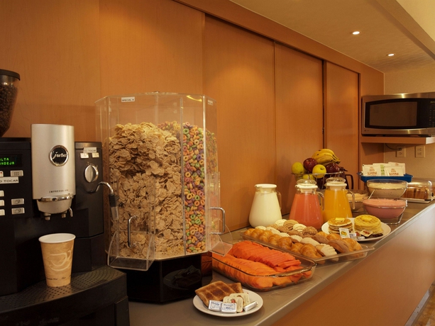 Imagen del bar/restaurante del Hotel City Express Suites by Marriott Queretaro. Foto 2