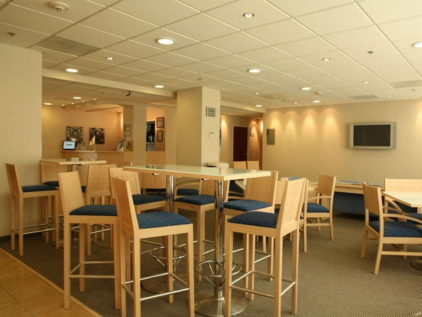 Imagen del bar/restaurante del Hotel City Express Suites by Marriott Queretaro. Foto 3