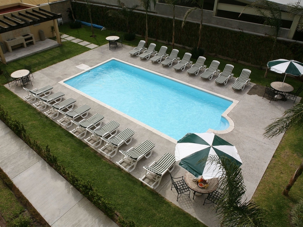 Imagen de la piscina del Hotel City Express Suites by Marriott Queretaro. Foto 16