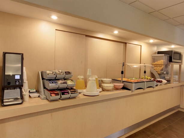 Imagen del bar/restaurante del Hotel City Express Villahermosa. Foto 4